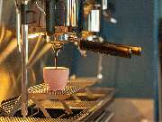 Das Blümchen | Restaurant Friedrichshafen - Frisch gebrühter Espresso läuft aus der Siebträgermaschine in eine rosa Tasse im Restaurant Das Blümchen Friedrichshafen – handgemachter Kaffeegenuss am Bodensee.