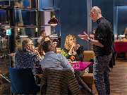Das Blümchen | Restaurant Friedrichshafen - Gruppe von Gästen im Restaurant Das Blümchen im Gespräch mit Gastgeber Sascha Halweg.