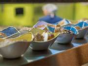 Das Blümchen | Restaurant Friedrichshafen - Hausgemachtes Brot in bunten Tapas-Schalen im Restaurant Das Blümchen Friedrichshafen.