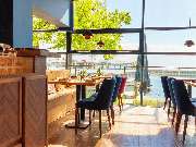 Das Blümchen | Restaurant Friedrichshafen - Heller Gastraum mit großen Fenstern und Blick auf den Bodensee im Restaurant Das Blümchen Friedrichshafen – modernes Ambiente mit Seelandschaft.