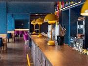 Das Blümchen | Restaurant Friedrichshafen - Moderner Barbereich mit gelben Designlampen im Restaurant Das Blümchen Friedrichshafen – stilvolles Interieur und gemütliche Atmosphäre am Bodensee.