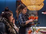 Das Blümchen | Restaurant Friedrichshafen - Service serviert Aperol Spritz im Tapas-Restaurant Das Blümchen Friedrichshafen.