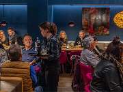 Das Blümchen | Restaurant Friedrichshafen - Volles Restaurant Das Blümchen Friedrichshafen mit Gästen bei Tapas und Wein.