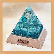 Seelenpyramide mit persönlichen Erinnerungsstücken und eingearbeiteter Haarsträhne - Zeichen ewiger Liebe und Verbundenheit
