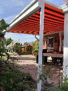 DeSoTec Schwerin GmbH - Pergola rot-schw. gestreift, Heizstrahler seitl. sichtbar - IMG_7410.jpg