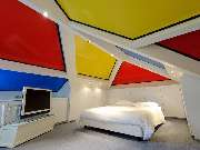 DeSoTec Schwerin GmbH - SZ - ungleiche Deckensplitter gelb-rot-blau.jpg