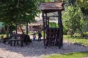 Diakonie Leipzig - Ev. Kindertagesstätte Kinderarche - Spielmöglichkeiten auf dem Außengelände der Kita.