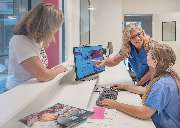 DIAKOVERE HENRIKE - Mutter-Kind-Zentrum AUF DER BULT - Anmeldung in der Kreißsaalambulanz im ersten Obergeschoß. Bevor es in den eigentlichen Kreißsaal geht, gibt es einen Ambulanzbereich, in dem Schwangere, die sich nicht unmittelbar unter der Geburt bef