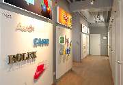 DIE2 Werbung+Marketing GmbH - Durchgangsbereich der Abteilungen Profilbuchstaben und LED Leuchtmittel. Showroom von DIE2 Werbung+Marketing aus Quickborn, in Schleswig-Holstein.