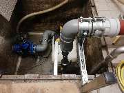 dimatec24 Abwassertechnik GmbH & Co. KG - Heißwasserhebeanlage hinter einem großen Industriespüler