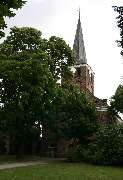 Dorfkirche - Evangelische Kirchengemeinde Vluyn - Die Dorfkirche in Vluyn wurde im 13. Jahrhundert als Kapelle erbaut und erhielt 1450 ihren Glockenturm. Seit 1580 ist sie evangelisch und seit 1614 eigenständige Pfarrkirche. Im Jahre 1715 wurde am selben 