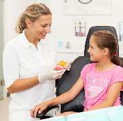 Dr. Paula Göser – Fachzahnärztin für Kieferorthopädie im Haus der Zahngesundheit Köln. Moderne, freundliche Praxis mit ganzheitlichem Behandlungskonzept für Kinder, Jugendliche und Erwachsene.