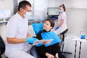 Dr. Philip Kummerer - Zahnarzt Pinneberg - Mit Patientin - Dr. Philip Kummerer - Zahnarzt Pinneberg