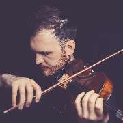 dunkelgoldmusik | Hochzeits- und Veranstaltungsmusik - dunkelgoldmusik | Hochzeits- und Veranstaltungsmusik Emotionaler Violinist in Aktion – Musik für unvergessliche Hochzeitsmomente. Foto von PicturePeople.