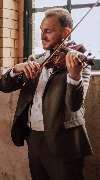 dunkelgoldmusik | Hochzeits- und Veranstaltungsmusik - dunkelgoldmusik | Hochzeits- und Veranstaltungsmusik Künstlerische Aufnahme eines Violinisten bei Hochzeitsmusik im Vintage-Ambiente. Foto von Madeleine Rothkugel.