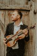 dunkelgoldmusik | Hochzeits- und Veranstaltungsmusik - dunkelgoldmusik | Hochzeits- und Veranstaltungsmusik Künstlerische Darstellung eines Violinisten mit Viola – perfekte Symbolik für Hochzeitsmusik. Foto von Domeni Grundel.