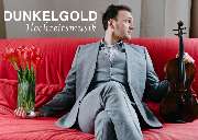 dunkelgoldmusik | Hochzeits- und Veranstaltungsmusik - dunkelgoldmusik | Hochzeits- und Veranstaltungsmusik Künstlerischer Violinist im Anzug mit Viola , perfekt für edle Hochzeitsmusik. Foto von Julius Kürschner.