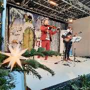 dunkelgoldmusik | Hochzeits- und Veranstaltungsmusik - dunkelgoldmusik | Hochzeits- und Veranstaltungsmusik Live Musik mit Viola  und Gitarre sorgt für festliche Stimmung auf einem Weihnachtsmarkt. Foto vom Weihnachtszauber.