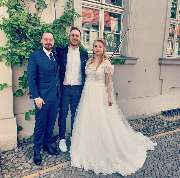 dunkelgoldmusik | Hochzeits- und Veranstaltungsmusik - dunkelgoldmusik | Hochzeits- und Veranstaltungsmusik Musiker posiert mit frisch verheiratetem Paar nach emotionaler Trauung mit Violamusik.