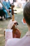 dunkelgoldmusik | Hochzeits- und Veranstaltungsmusik - dunkelgoldmusik | Hochzeits- und Veranstaltungsmusik Nahaufnahme eines Violinisten bei einer Trauung im Freien für emotionale Hochzeitsmusik. Foto von Myra Bry.