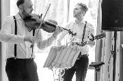 dunkelgoldmusik | Hochzeits- und Veranstaltungsmusik - dunkelgoldmusik | Hochzeits- und Veranstaltungsmusik Professionelles Musiker Duo sorgt mit Viola und Gitarre für stilvolle Hochzeitsmusik. Foto von Nataliia Schütze.