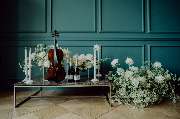dunkelgoldmusik | Hochzeits- und Veranstaltungsmusik - dunkelgoldmusik | Hochzeits- und Veranstaltungsmusik Romantische Dekoration mit Viola, Blumen und Champagner – Symbol für festliche Hochzeitsmusik. Foto von Sabography24.