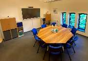 ecos work spaces Potsdam - Meetingraum für kleine Veranstaltungen mit Touch-TV und WLAN.
