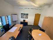 ecos work spaces Potsdam - Tagesbüro mit Fenster und Besprechungstisch.