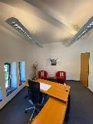 ecos work spaces Potsdam - Tagesbüro mit Fenster und Sessel für Coaching.