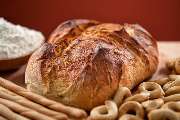 Edeka Blank in Jemgum, Ditzum und Leer - BÄCKEREI
Genuss mit Laib und Seele! Die goldenen Brötchen und das herzhafte Brot mit krosser Kruste sind bereits ein Augenschmaus. Vom kräftig kernigen Vollkornbrot über feines Süßgebäck bis hin zu köstlichen Torte