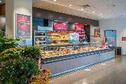 EDEKA Brandl in Hessisch Lichtenau - BÄCKEREI APEL & SB
Unsere Kunden kommen gerne zu uns, viele bringen zum Einkaufen gerne etwas mehr Zeit mit. Diese nutzen Sie unter anderem, um sich in unserem Vorkassenbereich im kleinen Café der Bäckerei Apel bei ein