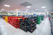 EDEKA Brandl in Hessisch Lichtenau - GETRÄNKEMARKT
Die Getränkeabteilung in unserem EDEKA Markt bietet Ihnen neben allen gängigen, alkoholfreien Produkten, Säften, Softdrinks und Wasser auch Varianten für den besonderen Trinkgenuss: Qualitätsweine von uns
