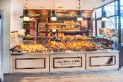Edeka Bretag - Bäckerei
Allein dieser Duft, der Sie im Eingangsbereich empfängt! Und spätestens beim Anblick der frisch gebackenen Brote mit goldbrauner Kruste läuft Ihnen das Wasser im Mund zusammen. Kross splittern die knusprigen Brötchen. Ob kernige Vo
