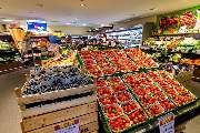 EDEKA Cohrt in Lamstedt - Obst und Gemüse
Wir lieben natürlichen Genuss. Gesund, saisonal, leicht, lecker und am liebsten in bester Bio-Qualität. Stillen Sie im Frühsommer Ihren Beeren-Hunger mit frisch gepflückten Erdbeeren aus der Region. Wenn der Sparg