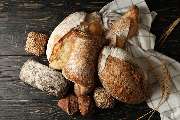 EDEKA Gommers in Kleve und Rees-Millingen - BÄCKEREI
Vor dem Eingang finden Sie unsere Bäckerei. Hier gibt es jeden Tag frische Backwaren, darunter verschiedene Brotsorten, Brötchen und auch Baguettes. Für den Nachmittag sind natürlich auch süße Gebäcke v