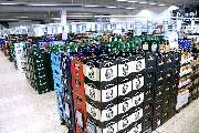 Edeka Horst in Grünberg - Getränkemarkt
Auf 400 Quadratmetern Verkaufsfläche finden Sie sowohl alkoholfreie als auch alkoholische Getränke. Verbinden Sie bequem Ihren Einkauf in der Markthalle mit dem Einkauf in unserem Getränkemarkt.