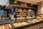 EDEKA Kruse Ostfriesland - BACKSHOP / BÄCKEREI
Knusprig frische Brötchen, herzhaftes Schwarzbrot, süßen Teestut und Feingebäck, bei dem Sie die Zutaten noch schmecken – wenn das Frühstück oder die Kaffeepause zum besonderen Moment wird, ist das der Verdie