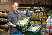 EDEKA Markt Rinza - Obst und Gemüse
In unserer neu hergerichteten Obst- und Gemüseabteilung erwarten Sie eine Vielzahl an frischen und regionalen Lebensmitteln.

Wählen Sie außerdem aus unserer Salatbar mit selbst hergestellten Salaten und im Convenience-