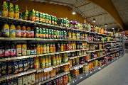 Edeka Müller in Trendelburg - Getränkemarkt / Getränkeabteilung
In unserem separaten Getränkemarkt wartet auf einer Verkaufsfläche von 700 Quadratmetern ein Sortiment von 5.000 verschiedenen Getränken. Wir führen nichtalkoholische Getränke wie unter ander
