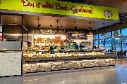 EDEKA Prahl in Melbeck - Bäckerei und Bake-off-Shop
Echte Heide-Bäcker backen echt lecker! Kross splittern die Brötchen der Bäckerei Meyer im Vorkassenbereich. Beim Anblick der Brote mit goldbrauner Kruste läuft uns das Wasser im Mund zusammen. Freuen Sie