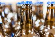 Edeka Stanke - GETRÄNKEABTEILUNG
In unserer Getränkeabteilung findest du alles von Bier über Wein und Spirituosen bis hin zu Säften, Wasser, Softdrinks und Schorlen. Obendrein umfasst unser Sortiment regionale Getränke, wie das regionale „Ols Bier“ (Olde