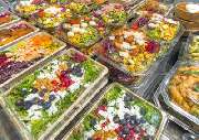 Edeka Tamme in Hamburg - Knackige Salate und köstliche Dressings – mischen Sie sich Ihren individuellen Lieblingssalat. Ob als leichtes Mittagessen für unterwegs oder als Beilage für ein opulentes Mehr-Gänge-Menü, unsere Salatbar hat für jeden Geschmack e
