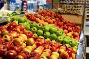 Edeka Team Marcus Lippert in Geesthacht - OBST UND GEMÜSE
In unserer Obst- und Gemüseabteilung finden Sie eine reiche Vielfalt an saisonalen Köstlichkeiten, wie den zarten Spargel, der frisch aus der Region kommt. Wir setzen auf Qualität und Nachhaltigkei