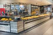 Edeka Ziegler in Hamburg - Bäckerei & Demeterbackwaren
Im Markt haben wir ein ganzes Regal mit Backwaren von Demeter. Zudem backt vor unseren Kassen die Schanzenbäckerei jeden Tag frisch und lecker für dich. Lass dich hier beraten und nimm dir diverse Sor