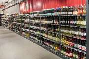 Edeka Ziegler in Hamburg - Getränke
Bei uns gibt es eine Reihe von Durstlöschern, darunter eine Auswahl von Wasser, Schorlen, Softdrinks und Säften. Suchst du eher etwas für den Genuss, eine Feier oder einen romantischen Abend? Für den Fall sind Biere, We