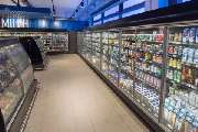 Edeka Ziegler in Hamburg - Molkereiprodukte
Das Beste aus der Milch findest du in unseren Kühltheken. Du hast die Wahl aus diversen Joghurts, Puddings, Desserts, Milch-Drinks, Käsesorten, Kefir, Trinksauermilch, Quark und Schmalz. Außerdem gibt es hier ei