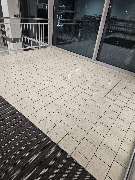 E&E Gebäudereinigung - E&E Gebäudereinigung Frisch gereinigter Eingangsbereich mit gepflegten hellen Fliesen und einer strukturierten Sauberlaufmatte, die für einen sauberen und ordentlichen Übergang vom Außen- zum Innenbereich sorgt.