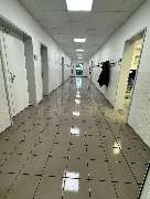 E&E Gebäudereinigung - E&E Gebäudereinigung Professionell gereinigter Flur mit hochglänzendem Fliesenboden, hellen Wänden und klarer, ordentlicher Struktur – ideal für ein hygienisches und gepflegtes Erscheinungsbild in öffentlichen Gebäuden.