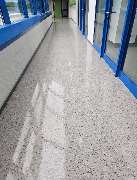 E&E Gebäudereinigung - E&E Gebäudereinigung Professionell gereinigter und hochglänzend polierter Flurbereich, der eine saubere, gepflegte und lichtreflektierende Bodenoberfläche zeigt. Ideal für ein hygienisches und repräsentatives Umfeld.