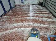 E&E Gebäudereinigung - E&E Gebäudereinigung Professionelle Grundreinigung eines stark verschmutzten Fliesenbodens, bei der eine Einscheibenmaschine mit rotierenden Bewegungen Reinigungsschaum einarbeitet, um hartnäckigen Schmutz und Ablagerungen effektiv 